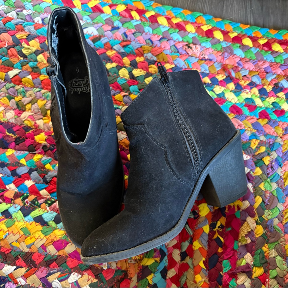 SIMPLE SUEDE BLACK HEELED BOOTIES